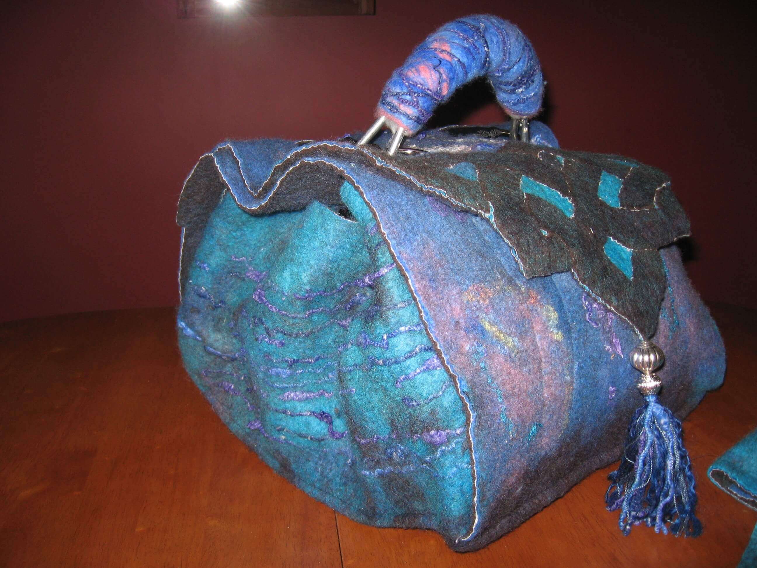 Felt bag for an electronic Ertoel Roberta Spinner.  This bag opens flat, and is strong enough to carry the spinner.  I have used my red version to take the spin